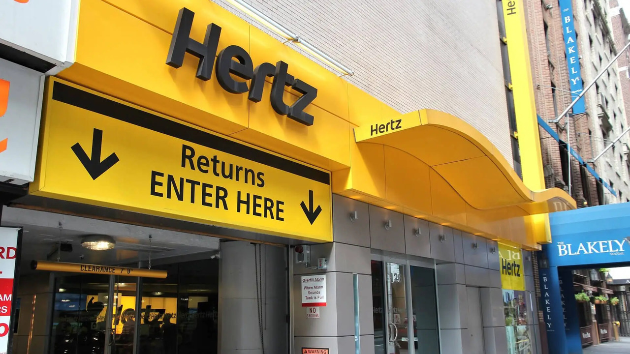 Hertz: i profitti della società di noleggio volano dopo l'aumento di auto elettriche nella flotta 